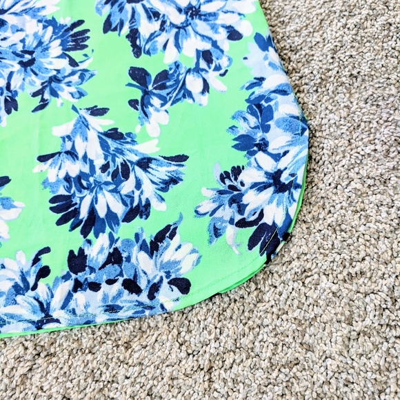 ⭐Green J. Crew Factory Photo Floral U- Shaped Hem Blouse Medium ⭐ - Picture 3 of 6